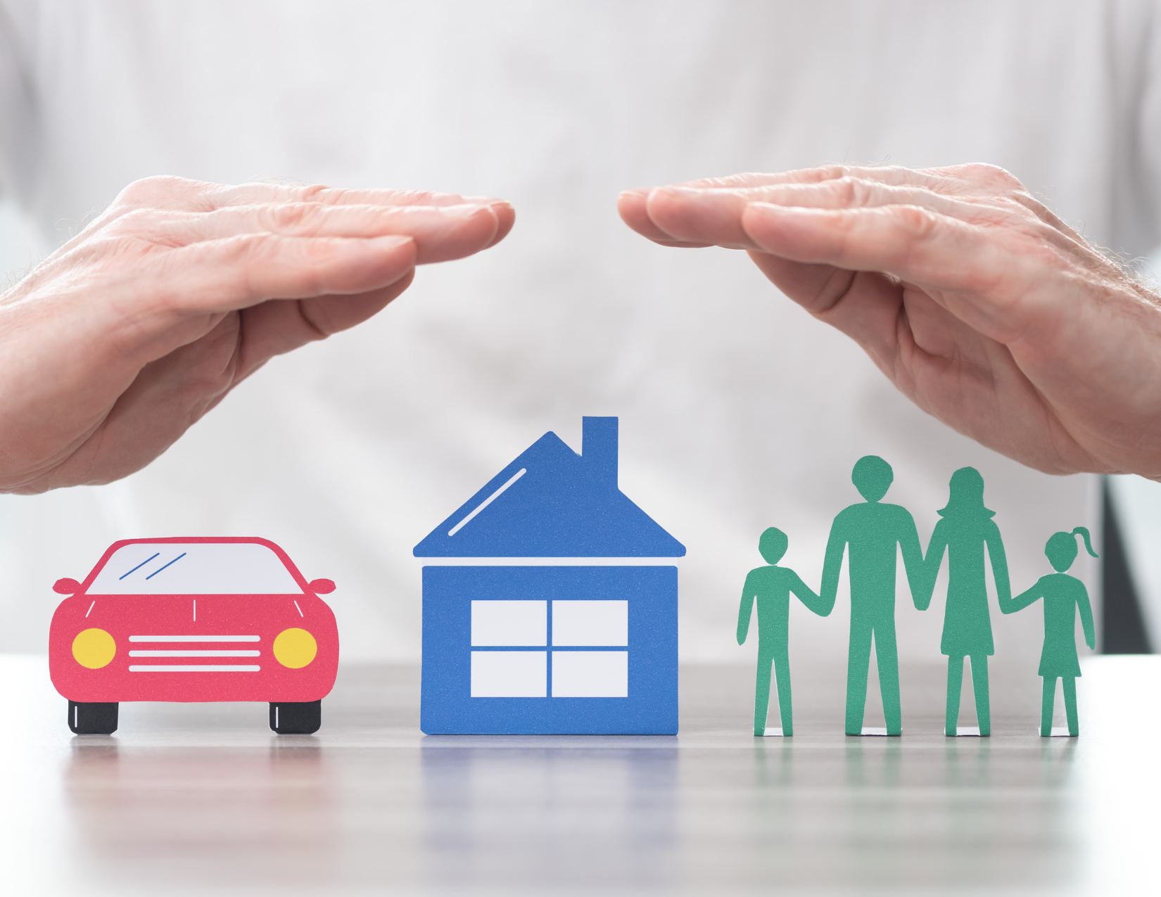 Familia feliz con auto